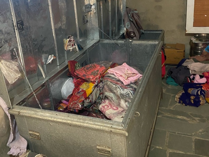 रात में घर में घुसे चोरों ने खंगाल डाला बक्सा।