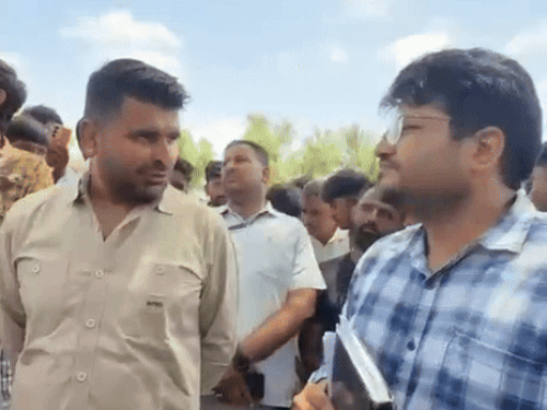 नायब तहसीलदार अनंत गौड़ से सवाल-जवाब करते विधायक रविंद्र सिंह भाटी।