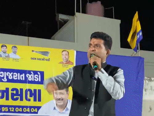 युवक के सवालों का जवाब देते हुए AAP के प्रदेश अध्यक्ष ईशुदान गढ़वी।