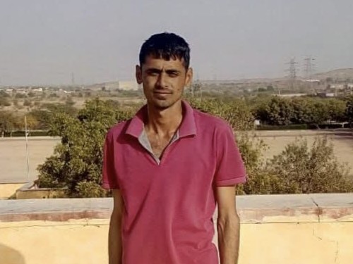 कॉन्स्टेबल अशोक भादू ने एक साल पहले पैतृक गांव से पांच किलोमीटर दूर नया मकान बनाया गया था। जहां वे पत्नी और बच्चों के साथ रह रहे थे।