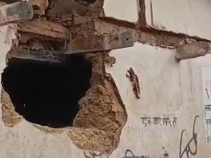 हाथी ने दीवार तोड़कर धान और प्याज को नुकसान पहुंचाया है।