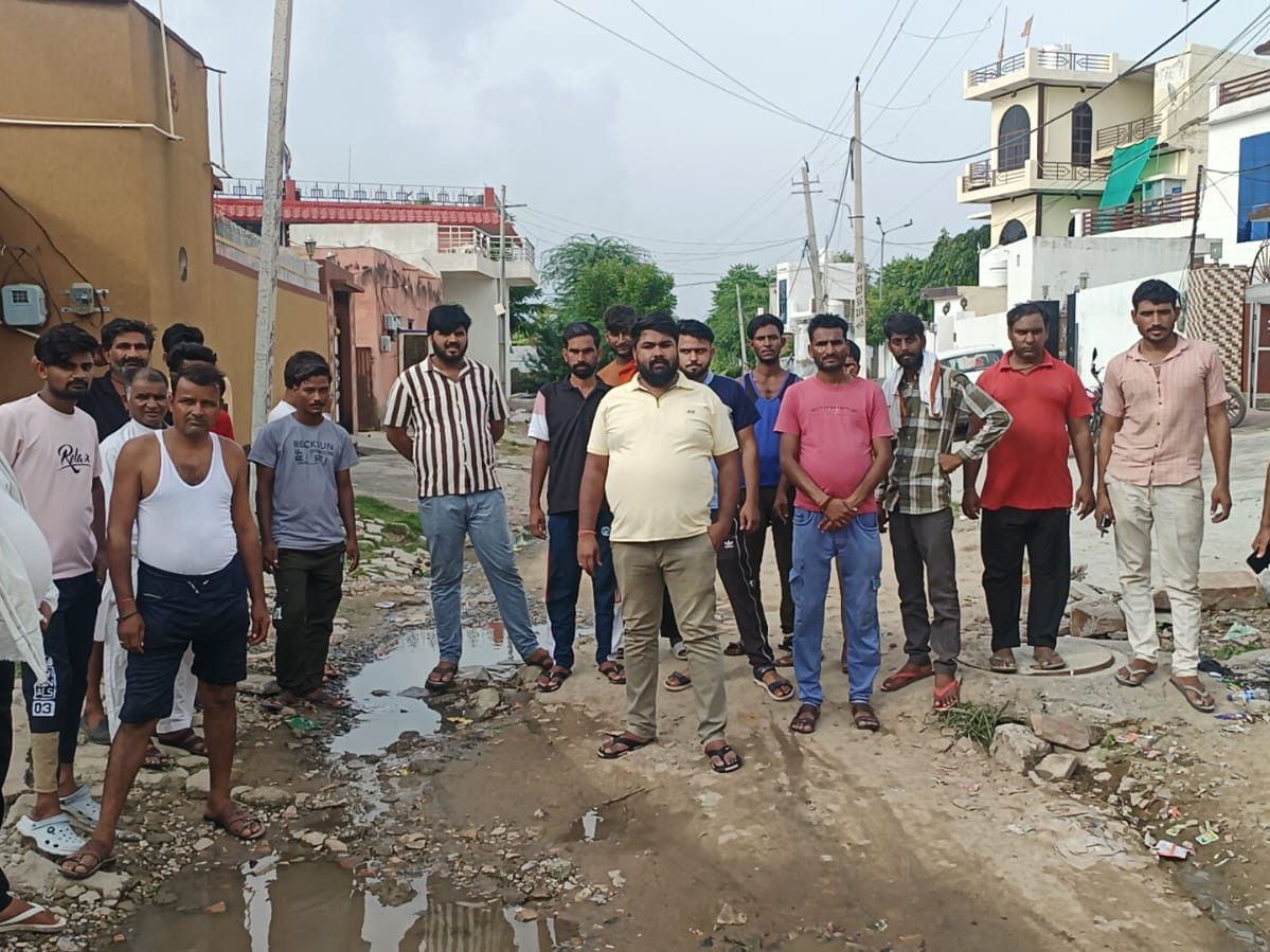 सड़क निर्माण को लेकर रोष जताते हुए लाग।