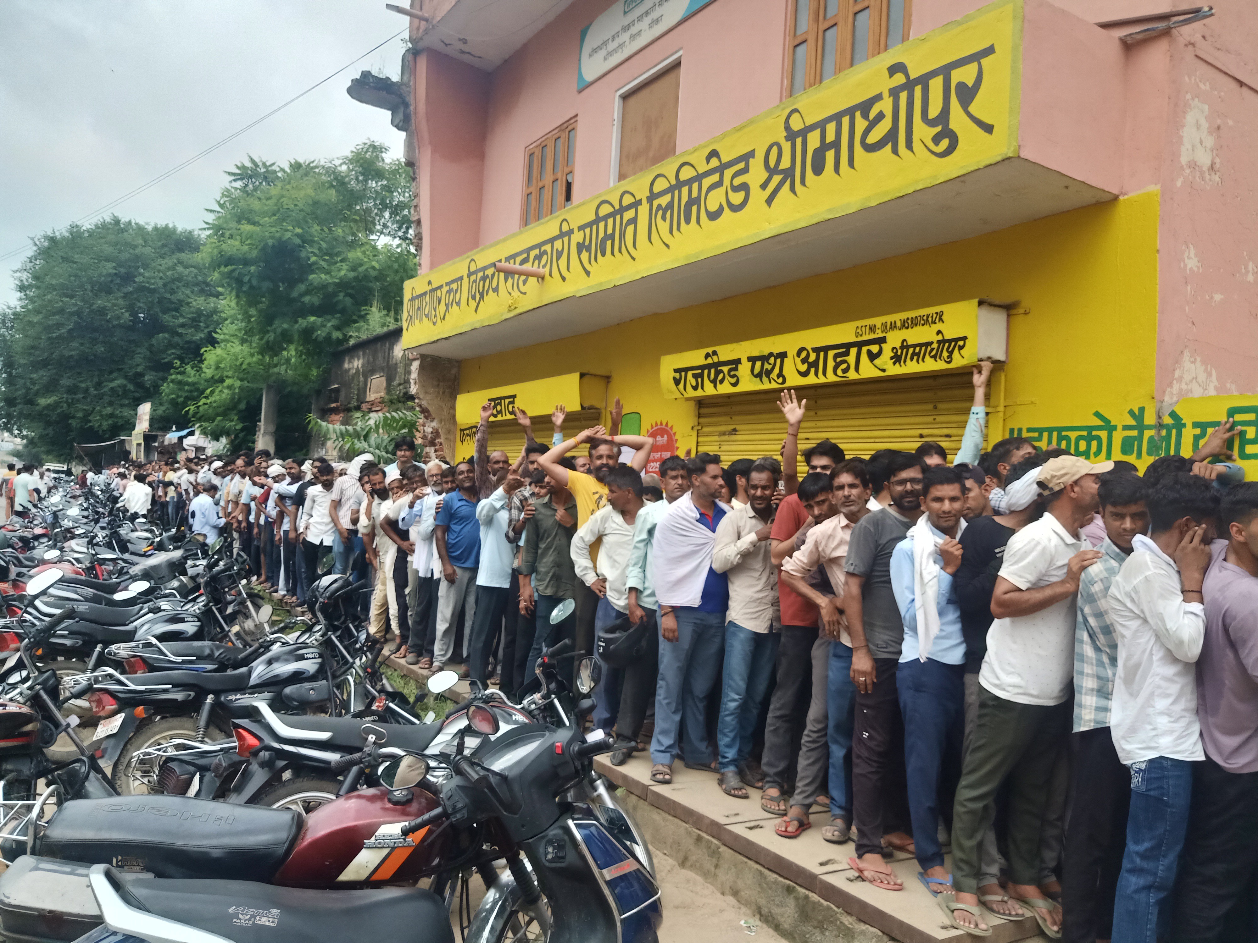 बाद में पुलिस ने मौके पर पहुंचकर लोगों को लाइन में खड़ा करवाया।