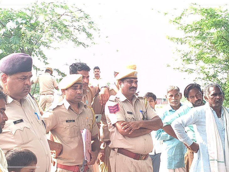 थानाधिकारी यशपाल सिंह मौके पर पहुंचे और ग्रामीणों से समझाइश की।