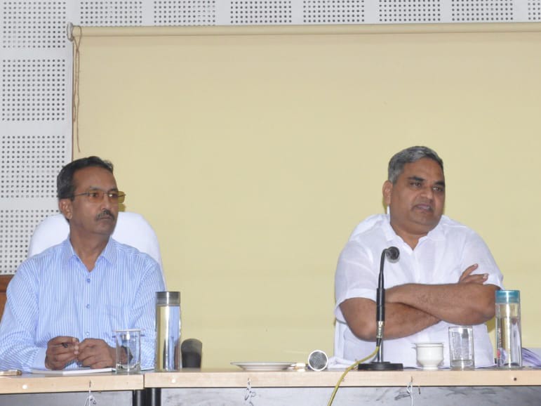 मंत्री दक ने जनप्रतिनिधियों के स्तर से प्राप्त प्रकरणों का प्राथमिकता से निस्तारण करने को कहा।