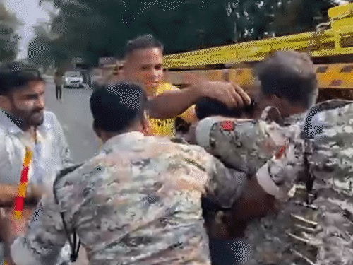 कांकेर जिले में ट्रेलर ड्राइवर के प्राइवेट पार्ट पर युवक ने मारी लात।