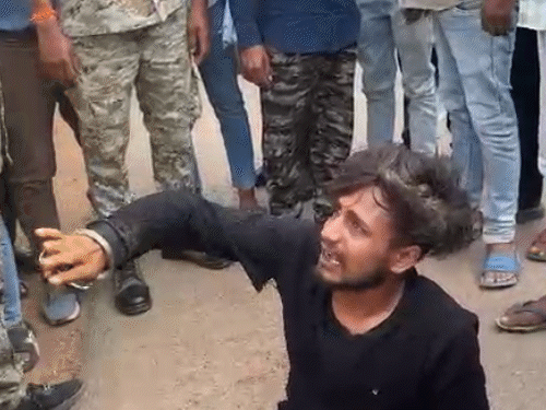 ट्रेलर ड्राइवर ने बताया कि बस वाले की गलती थी, वह रॉन्ग साइड में था।