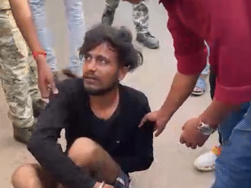 ट्रेलर ड्राइवर को सड़क से उठाकर ले गई चारामा पुलिस।