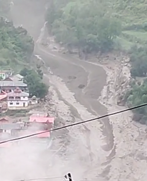 बादल फटने के बाद पहाड़ों से तेज रफ्तार में पानी नीचे आया, जो अपने साथ कई मकानों को भी बहा ले गया।