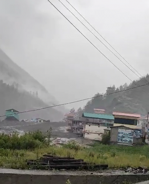 धराली में दो दिन से लगातार बारिश हो रही है। अब भी बादल छाए हुए हैं।