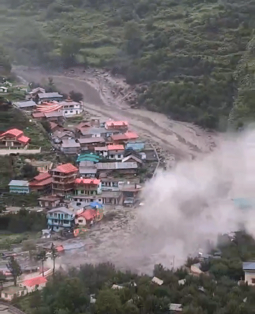 पानी और मलबा इतनी तेजी से नीचे आ रहा था उससे उठने वाला गुबार पूरे गांव पर छा गया।