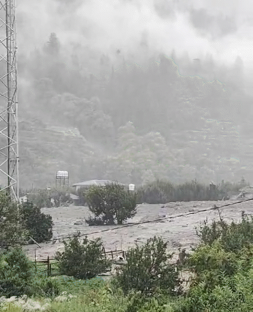 धराली के ऊंचाई वाले इलाकों में भी मकानों को नुकसान पहुंचा है।