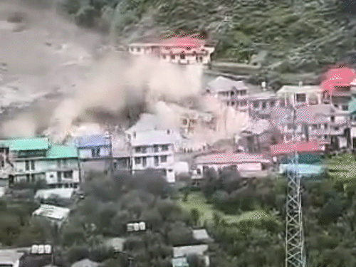 Uttarakhand Cloudburst LIVE Photos Updates; Uttarkashi Dharali Flood | UP  Himachal Prayagraj | उत्तराखंड के धराली में बादल फटा, गांव जमींदोज: 34  सेकेंड में सैकड़ों घर-होटल मलबे में ...