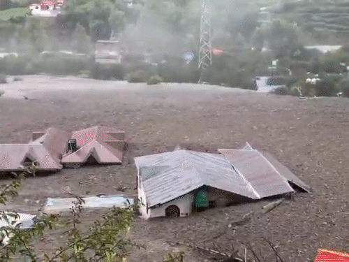 पूरे गांव में बाढ़ का मलबा आ गया है। घर इस मलबे में डूबे नजर आ रहे हैं।