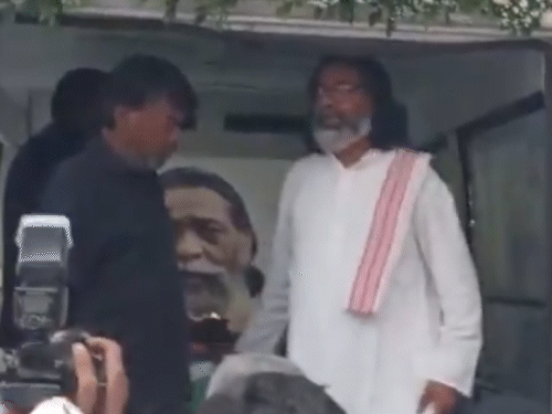 पिता की अंतिम यात्रा में झारखंड के CM हेमंत सोरेन।