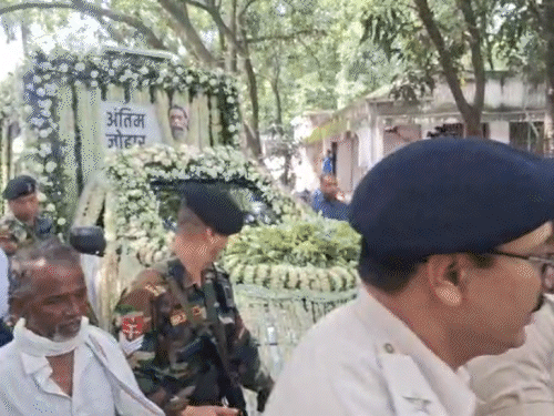मोरहाबादी स्थित आवास से झारखंड विधानसभा लाया जा रहा पार्थिव शरीर।