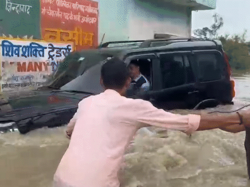 यूपी के बिजनौर में पुल पार करते वक्त स्कार्पियो नदी में बह गई। लोगों ने रस्सी से खींचकर बाहर निकाला।