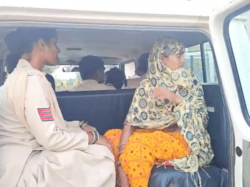 गिरफ्तारी के बाद पत्नी एक वीडियो में हंसते नजर आई।