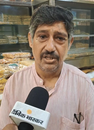 প্রিন্স বলেছেন- মিশ্র 50 জন শ্রমিক আমাদের দোকানে কাজ করে। আমরা সবাই এটির যত্ন নিই।