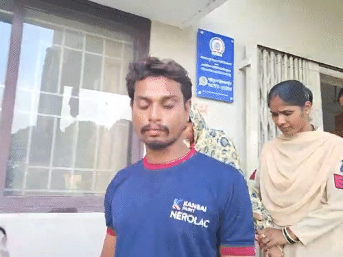 पति ने पत्नी और गांव के मैकेनिक युवक को पहले भी रंगे हाथों पकड़ा था।