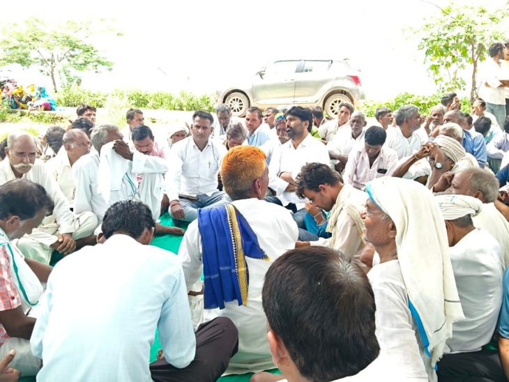 धरने पर बैठे आक्रोशित ग्रामीण।