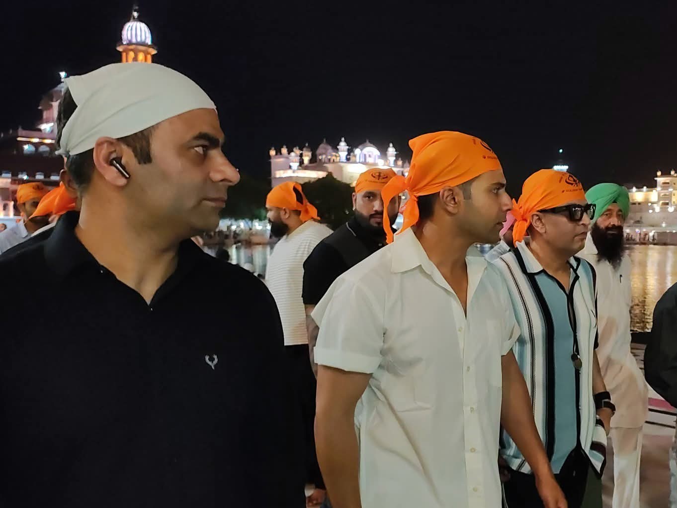 गोल्डन टेंपल पहुंचे वरूण धवन, निर्माता भूषण कुमार