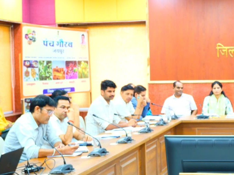 बैठक में 'हर घर तिरंगा' अभियान के तहत विभिन्न कार्यक्रम आयोजित करने के निर्देश दिए गए।
