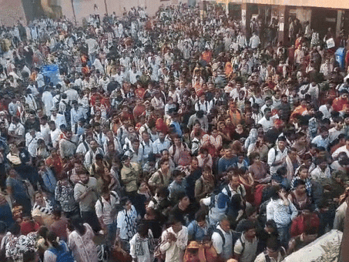 रींगस स्टेशन पर भक्तों की भारी भीड़।