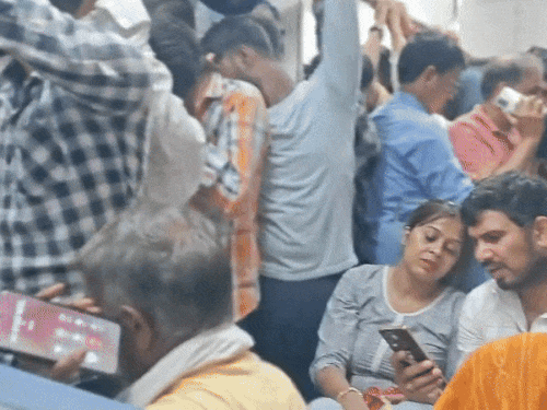 रींगस से आने-जाने वाली सभी ट्रेनों में भारी भीड़ है। लोगों को बैठने तक की जगह नहीं मिल रही है।