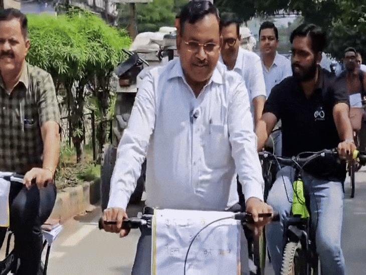 कमिश्नर बीएस जामोद खुद साइकिल से कार्यालय पहुंचे।