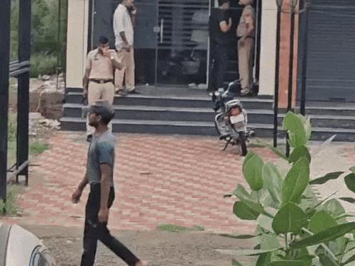 पुलिस और गैंगस्टर मुठभेड़। - Dainik Bhaskar