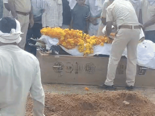 पुलिसकर्मी का पैतृक गांव खारा (फलोदी) में अंतिम संस्कार किया गया।