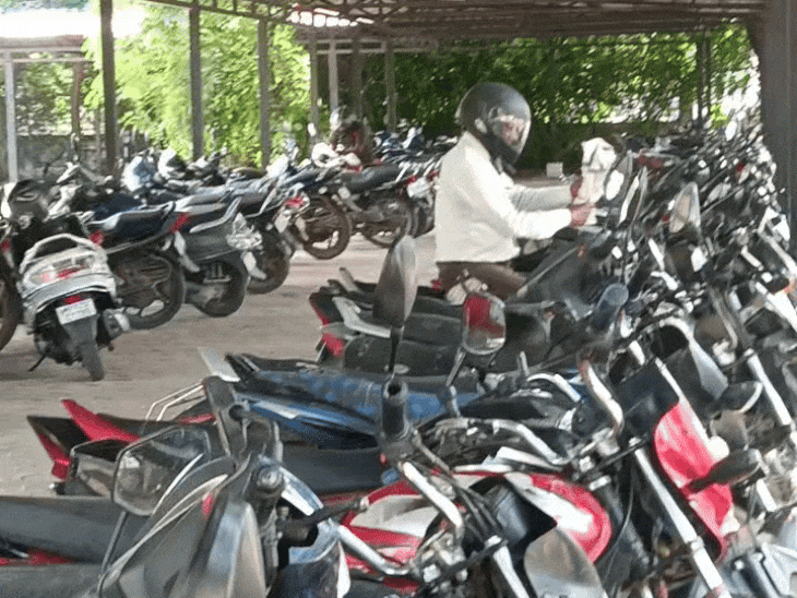 कलेक्ट्रेट में अधिकारी कर्मचारियों की बाइक पार्किंग भी फुल नजर आई