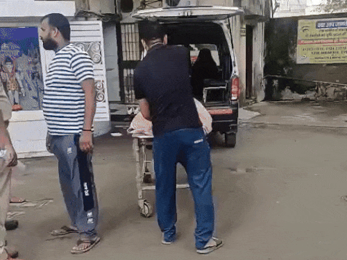 गुरुग्राम में IITian मोहित चौहान का शव पोस्टमॉर्टम के लिए लाते पुलिसकर्मी।