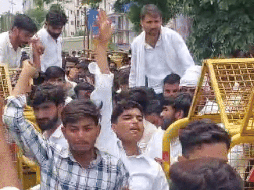 छात्र नेताओं को कार्यकर्ता कंधे पर उठाकर सभा स्थल पर पहुंचे।