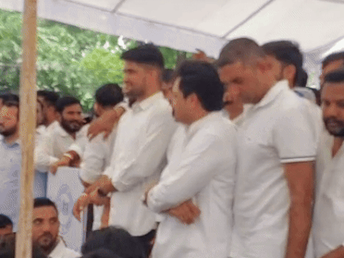 विधायक अभिमन्यु पूनिया, लोकसभा प्रत्याशी और राजस्थान यूनिवर्सिटी के पूर्व अध्यक्ष अनिल चौपड़ा और पूर्व अध्यक्ष निर्मल चौधरी सभा में पहुंचे।
