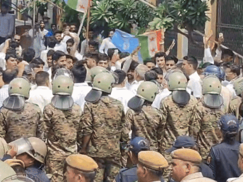 एनएसयूआई के कार्यकर्ताओं को रोकने के लिए शहीद स्मारक के बाहर पुलिस ने बैरिकेडिंग की।