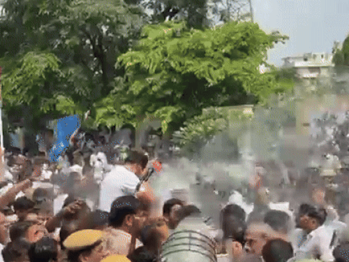 सीएम आवास का घेराव करने के लिए आगे बढ़ रहे सचिन पायलट और NSUI कार्यकर्ताओं पर वाटर कैनन चलाई गई।