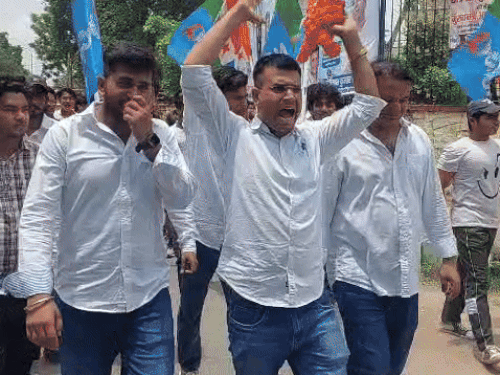 एनएसयूआई के कार्यकर्ता बड़ी संख्या में शहीद स्मारक पहुंचे।