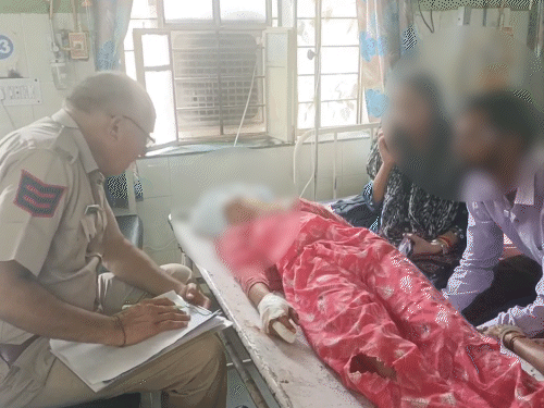 पुलिस ने युवती से बयान लेने की कोशिश की, लेकिन युवती की हालत फिलहाल गंभीर बनी हुई है।