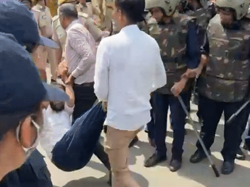 पुलिस ने NSUI कार्यकर्ता को इस तरह हिरासत में लिया।