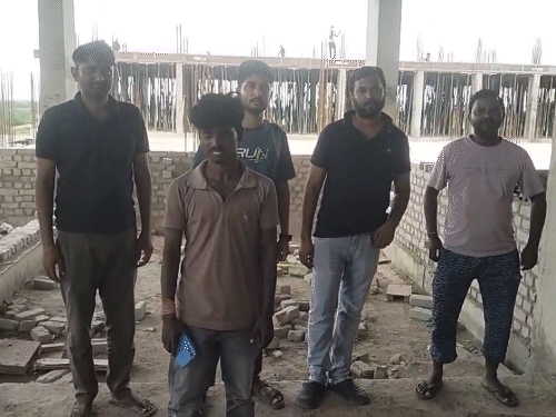 टेनी मांझी गंगापुर सिटी के डीबस्या गांव में निर्माणाधीन जिला अस्पताल में मजदूरी करता है।