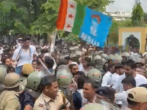 NSUI कार्यकर्ताओं ने पायलट को कंधे पर उठाया और आगे बढ़ने की कोशिश की।