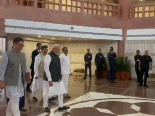 PM मोदी संसद भवन में NDA के ससंदीय दल की बैठक में शामिल होने पहुंचे। - Dainik Bhaskar