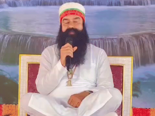 गुरमीत राम रहीम सिरसा डेरा पहुंच गया है। वहां से उसने अपने अनुयायियों के लिए वीडियो संदेश जारी किया है। - Dainik Bhaskar
