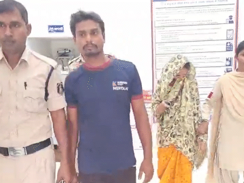 दोनों आरोपी हिरासत में है।