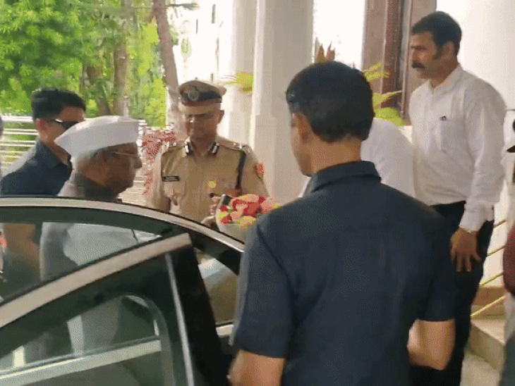 उदयपुर सर्किट हाउस में राज्यपाल हरिभाऊ बागड़े का स्वागत करते अधिकारी