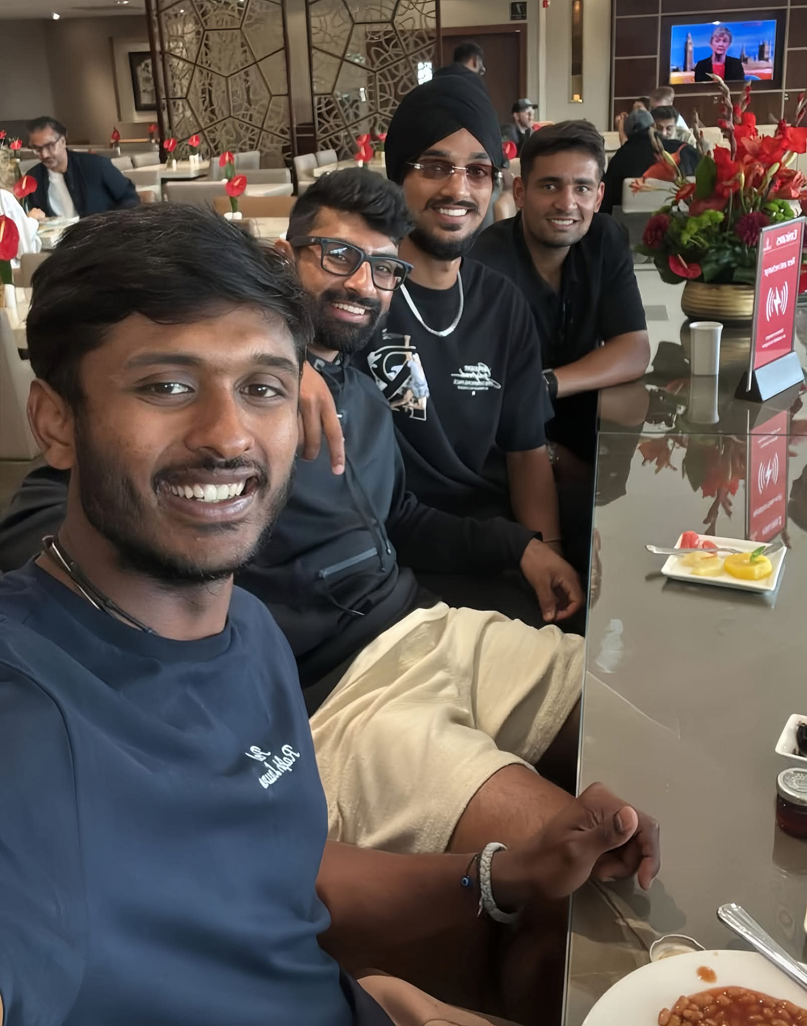 ओव्हल कसोटी विजयानंतर लंडनमधील हॉटेलमध्ये साई सुदर्शन, अर्शदीप सिंग आणि अंशुल कंबोज.