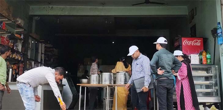 होटल में जांच के लिए पहुंची टीम, कई मिठाइयों का सैंपल लिया गया
