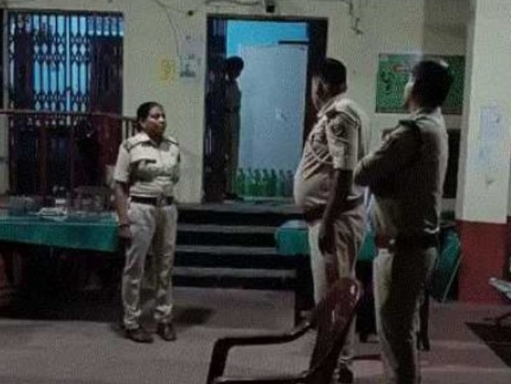 खगड़िया समाहरणालय का कर्मी गन हाउस मामले में अरेस्ट: तस्कर को मृत व्यक्ति का लाइसेंस उपलब्ध कराता था, फर्जी तरीके से बेचे थे 90 कारतूस - Purnia News 1 के.हाट पुलिस और एसटीएफ ने संयुक्त कार्रवाई करते हुए शातिर को गिरफ्तार किया है।